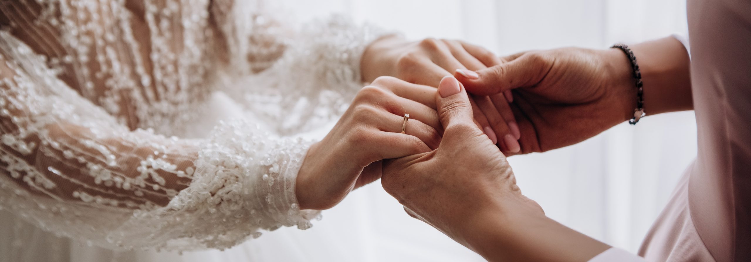 ידיים נשיות של כלה ואם ביום החתונה בתוך הבית